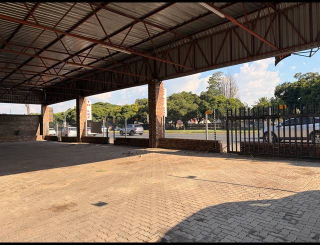 1,001M² SHOWROOM TO LET IN BARTLETT
